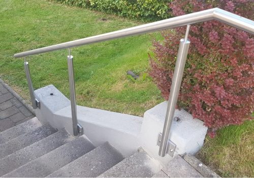Edelstahlhandläufe und Edelstahlgeländer, die das Begehen von Treppen und Balkonen im Innen- und Außenbereich Piraccini köln duisburg düsseldorf nrw